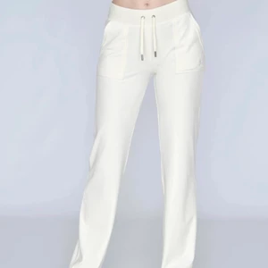 Juicy byxor - Säljer nu mina juicy couture byxor då dom aldrig riktigt kom till användning! Använda 3-4 gånger och därav i nyskick! Byte är också intressant🥰