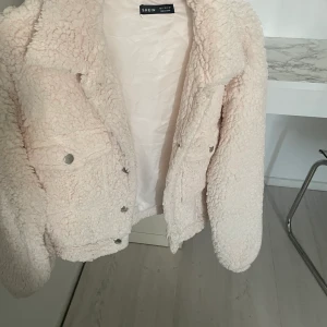 Jättemysig fin jacka.  - Den här jackan har jag använt några gånger. Den är jättemysig och skön. Storlek s. Den är i väldigt bra skick 