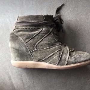 Pavement sneakers  - Jätte fina skor med inbyggd klack på 5.5 cm, liknar Isabel amarant skorna! Skorna är i mörkgrön mocka skorna är i stolek 39 och väldigt bekväma. Höger sula har fått en skada som man kan se på bild 3, annars är skorna i fint skick. Nypris 1199 kr