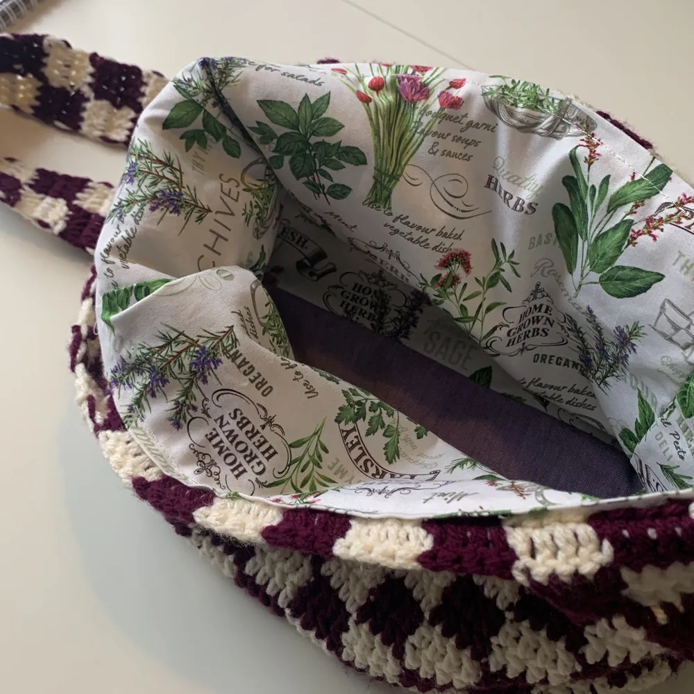 handmade checkered bag, crocheted with 100% acrylic yarn. there is a handmade fabric lining which allows the bag to hold more things, without the possibility of anything small falling out. purple and white checkers, with a fabric printed with herbs. 💚💜🤍. Väskor.