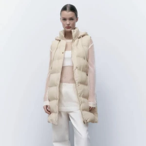 Zara - Helt ny väst från zara aldrig använd säljer pågrund av att ja köpte en. Annan väst också