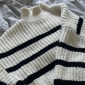 Stickad tröja  - Populär tröja från h&m som jag aldrig använt för den passade inte riktigt mig. En xs men kan passa en s också