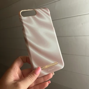 iPhone 8 Plus skal  - Skal till iPhone 8 Plus från Ideal of Sweden av Therese Lindgren. Aldrig använt eftersom jag köpte ny telefon kort efter att jag köpt skalet. 