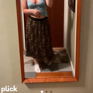 Nakd - Söt å lång kjol. Leopard mönster. Mkt fint skick. Skönt med risåbandet i midjan! Skriv privat för fler bilder  /frågor. Köparen står för frakten!💕