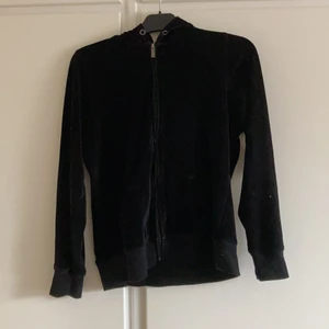 Velor tröja st M - Använd typ 2 gånger, finns inte några snören i. Den är typ 2 år gammal men endå bra Skick