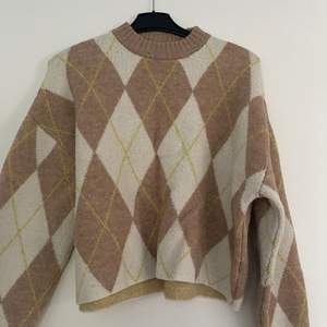 En perfekt tjocktröja till vintern med en lite högre krage, tröjan har inte används och är därför i bra skick. 