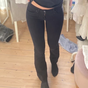 Levis jeans - Super snygga Lågmidjade bootcut Levis jeans! Säljer de för att de tyvärr är både för korta och för små:( Älskar dem, köpte de för flera år sen i butik, jag är 178 cm lång. Obs de är spegeln som är smutsig