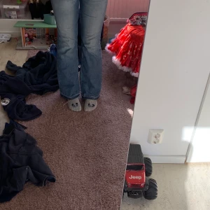 Low Waist jeans  - Skit snygga lågmidjade jeans i bra skivka lite korta på mig som är runt 175 men annars super bra. Är som i nyskick!