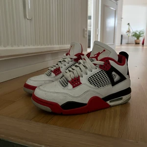 Jordan 4 fire red - Original fire red 4’s, storlek 40, inga creases, går att rengöra dom så dom blir renare, liten skrapa på framsidan men syns knappt, kartongen kommer med köpet, köparen står för frakten