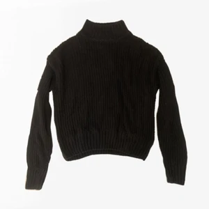 svart stickad tröja - Svart stickad lite kortare tröja från H&M, storlek S. Köparen står för frakt 🌟