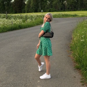 Klänning - Säljer denna superfina klänningen från Bubbleroom i storlek 36. Tyvärr passar den inte mig längre. Klänningen är sparsamt använd. 400kr + frakt🫶🏼🫶🏼 pris kan eventuellt diskuteras 