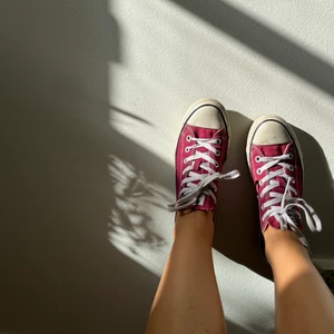 Hallonröda converse - Låga converse i strl 39