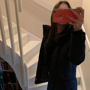 Ball jacka till hösten - Skitball och snygg jacka nu till höst/vinter! Köpt på kidsbrandstore och märket Didriksson🤩👏🏻Är storlek 140 och är aningen kort i armarna på mig som vanligtvis har xs/s. Jättefint skick! Köparen står för frakt