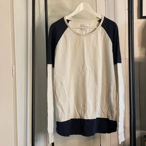 Långärmad T-shirt - Långärmad t-shirt från Earnest Sewn i använt skick, det finns två mindre hål uppe i nacken men i övrigt gott skick.