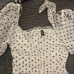 VIT TRÖJA  - Säljer denna helt oanvända tröja från H&M. Sitter tight i brösten. Köpren står för frakten. 