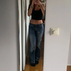 Lågmidjade jeans - Lågmidjade fornarina jeans med slitningar. Midjemått 37cm rakt över, innerbenslängd 78cm