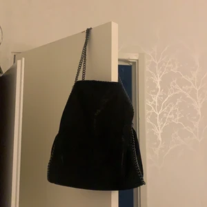 Stella Maccartney - Säljer en väldigt rymlig väska som man kan däremot ha som skolväska, väldigt fin och tjusig och säljer för har köpt en annan skolväska. Nypris 800 säljer därför för 500 då den ser mycket ut som i ny skick 