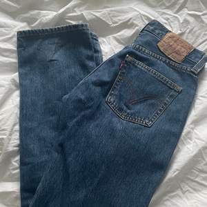 Säljer dessa snygga mid/low waist jeans från levis i modellen 501! säljer då de är för långa på mig :) 