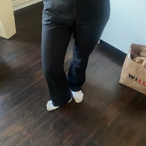 Kostymbyxor bikbok  - Säljer dessa då de är för korta för mig! Passar till allt!💗💗💗 passar någon runt 165-170! Det är uppsprättade där nere men inget man tänker på