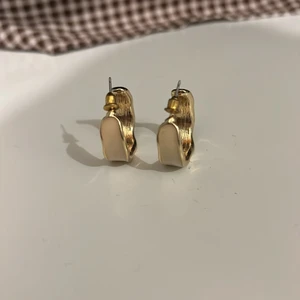 Örhängen  - TRYCK EJ PÅ KÖP NU! Säljer dessa då jag beställde flera olika örhängen och man kunde inte returnera, de är helt nya och otestade, säljer billigt med tanke på att jag vill bli av snabbt 🥰🥰 frakten kostar 13 så tryck ej på köp nu