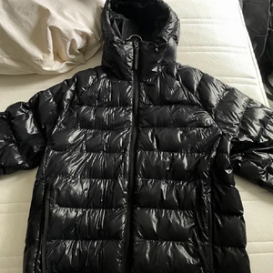 Jacka  - Säljer min peak performance 😍 är i jätte bra skick eftersom den int kmr t användning 