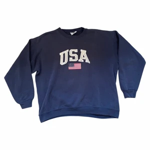 Vintage Lee sweatshirt - Vintage Lee sweatshirt i fint skick. Storlek XL sitter som en stor L. Inga defekter.