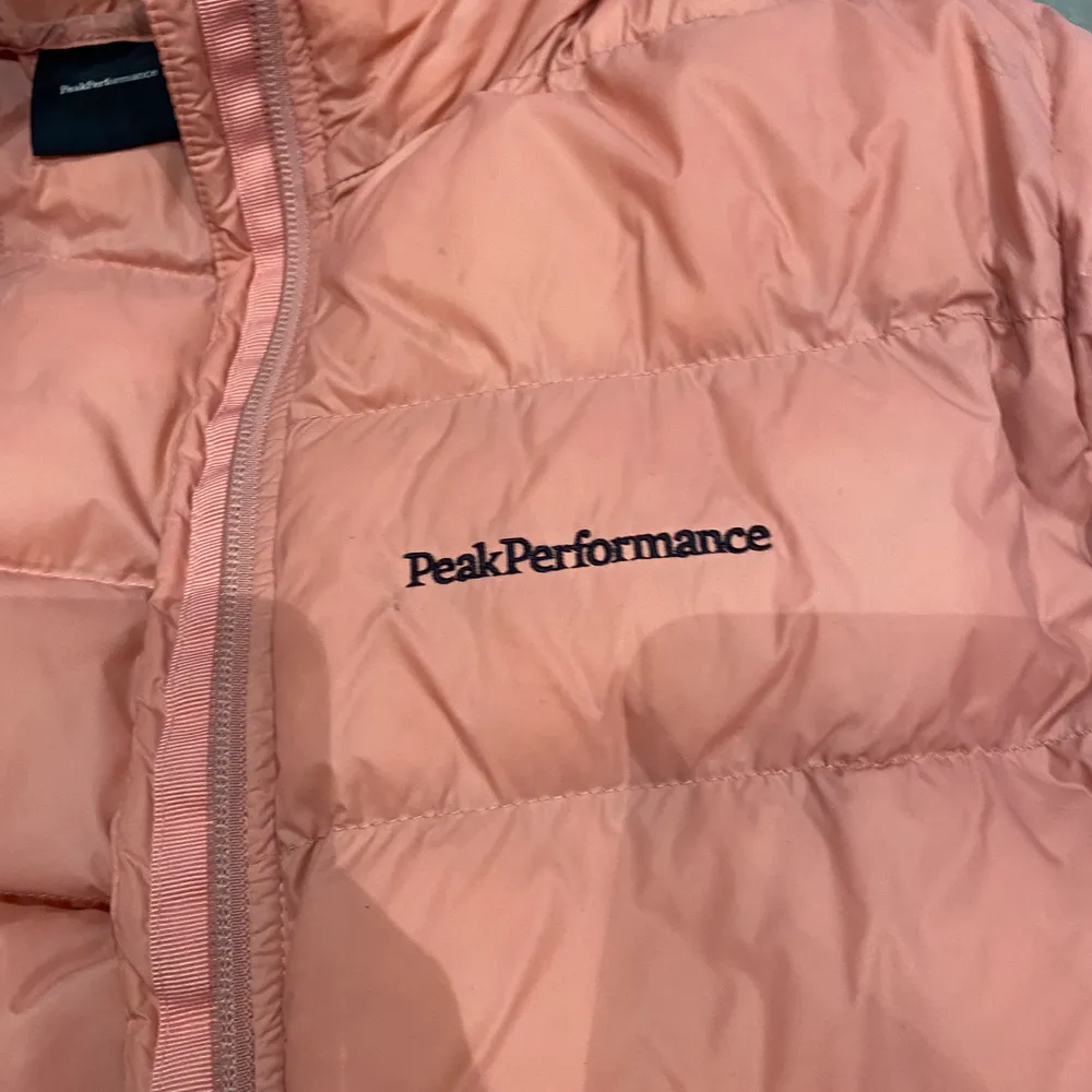 Fin peak performance jacka i färgen rosa. Köptes förra året så endast använd 1 vinter. Nypris 2400 kr. Jackor.