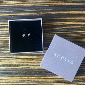 Edblad örhängen - Säljer nu dessa fina Edblad örhängen formade som stjärnor pga de inte kommer till användning längre. Nästan aldrig använda och är i bra skick! Säljer för 150kr+ frakt då nypris är 350kr