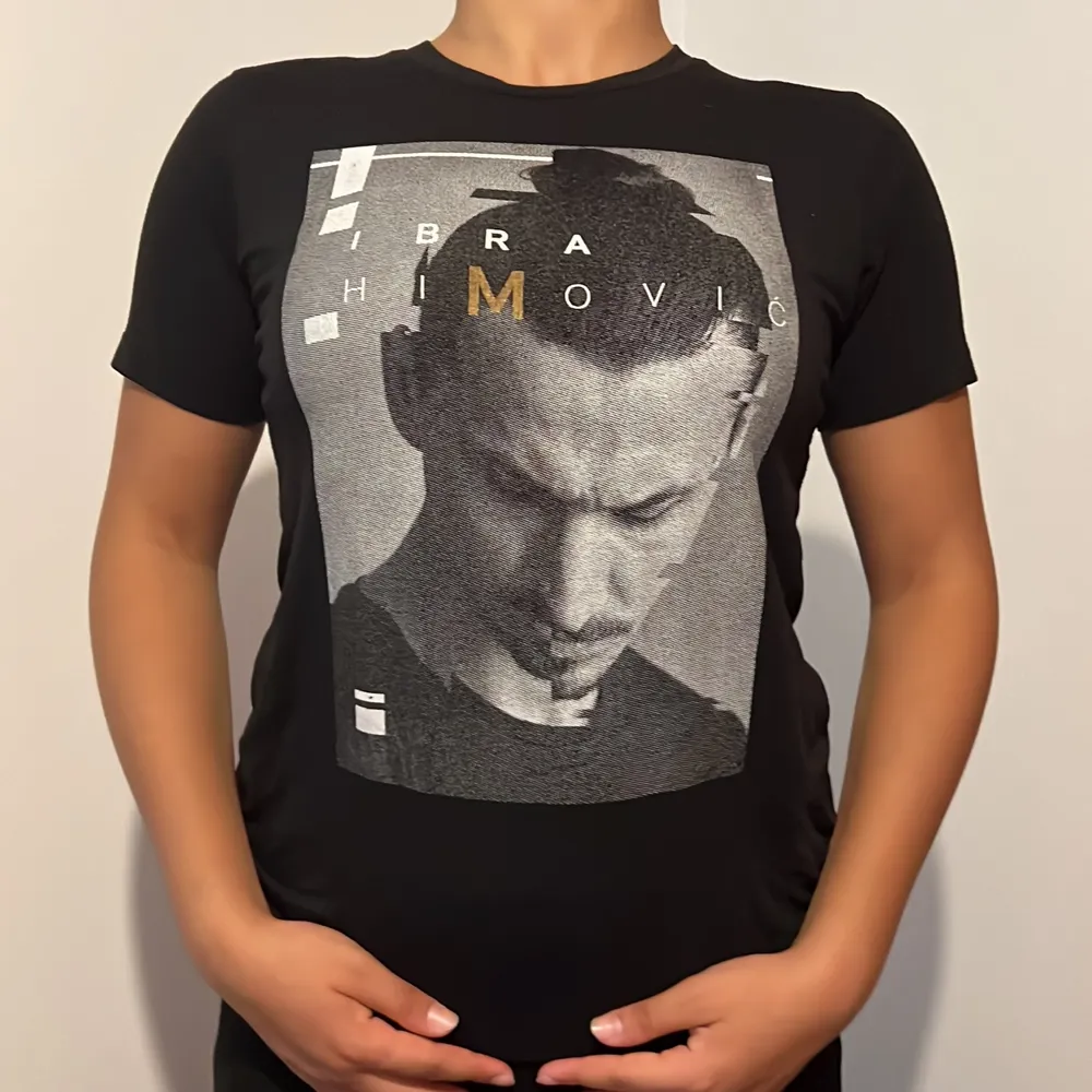 Zlatan Ibrahimovic t-shirt i fint skick, säljer för att jag inte använder den. . T-shirts.