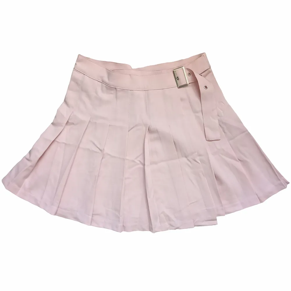 söt rosa kjol från H&M, aldrig använd endast provad! den har ett fint insytt tyg skärp runt midjan 💖. Kjolar.