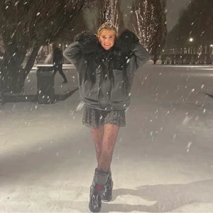 Höstjacka - !!LÅNADE BILDER!! Säljer denna sjukt snygga jacka som är köpt på plick med avtagbar päls som passar perfekt till hösten. Köpt för 800kr. 3 av snoddarna som håller fast med knapparna har gått sönder därav priset.💕