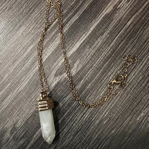 Halsband  - Ej äkta guldhalsband med fejk kristall. Ser dock ut som äkta och är i bra skick! 15kr + 15kr frakt