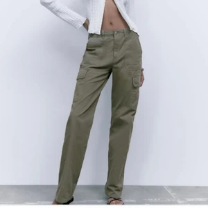 Cargo byxor - Säljer nu mina gröna cargo byxor från zara då de inte kommer till använding, i storlek 36 Skriv för egna bilder!💓