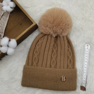 Pompom stickad mössa - Aldrig använt då jag hade en annan. Otroligt skönt material och värmer verkligen. I väldigt god skick. Perfekt nu för vintern! 💕