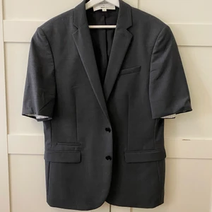 Kortärmad kavaj - Riktigt cool kavaj från Another Studio x Gina Tricot som tyvärr inte kommer till användning. Storlek S/M men ganska oversized!!🌺