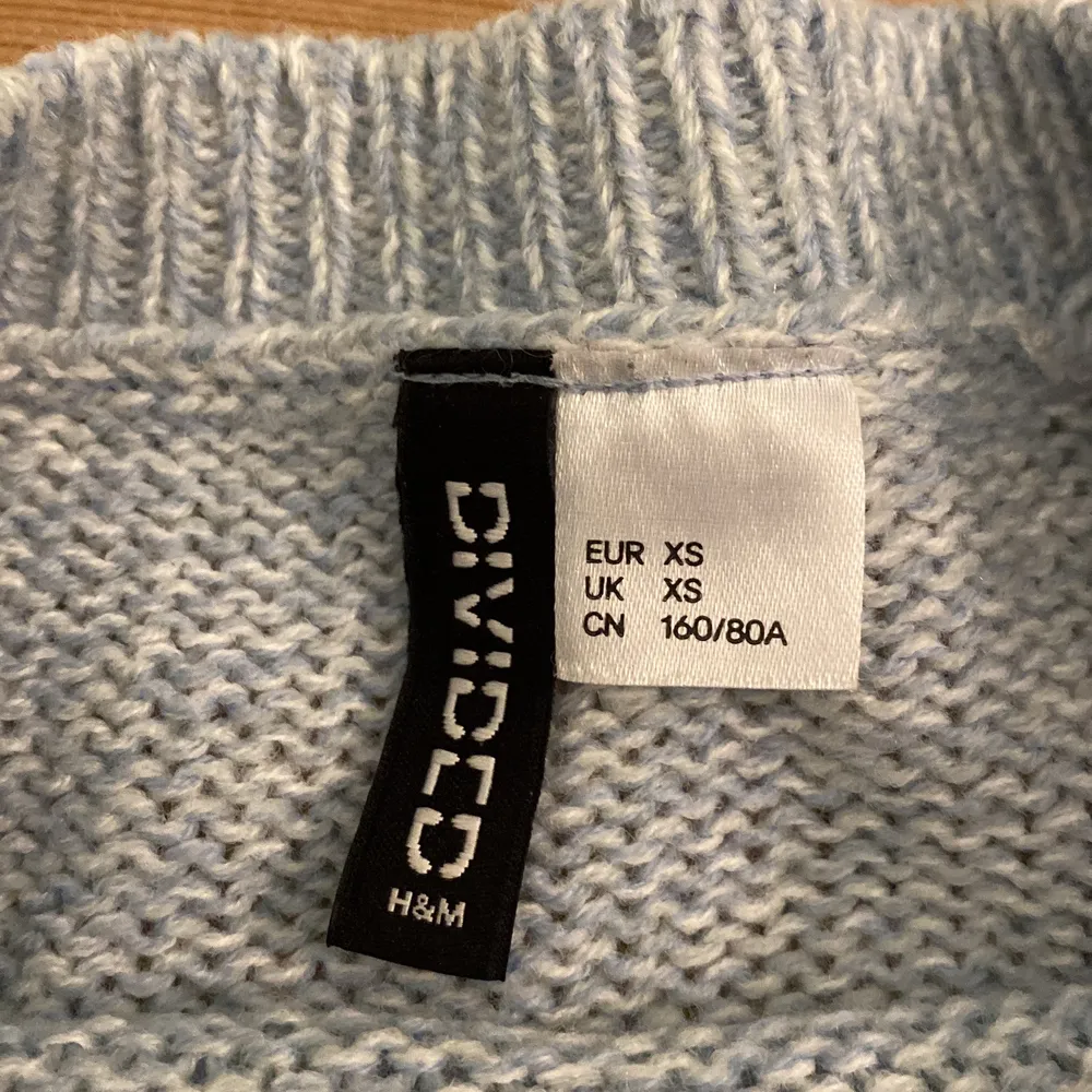 Säljer en jätte fin stickad tröja från H&M i storlek XS, som tyvärr inte kommer till användning längre. Den är använd fåtal gånger därför säljer jag för 120 + frakt, original pris 250 har jag för mig. Skriv om du vill ha fler bilder. . Stickat.
