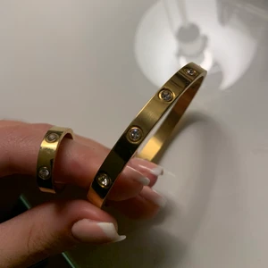 Armband och ring - Superfint armband och ring, säljer separat eller tillsamans! Ringen är storlek 7  Ringen säljes för 170kr och armbandet 300kr. Köpt tillsamans för 900