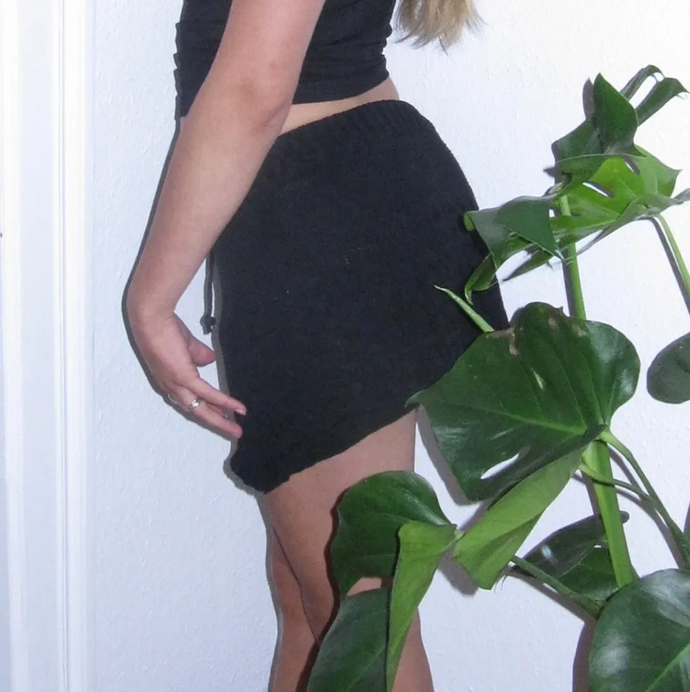 Fin svart virkad kjol perfekt för eftersommaren! . Kjolar.