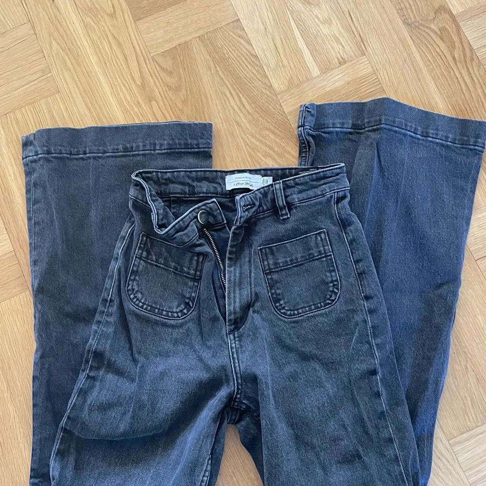 Utsvängda favvo jeans i tvättat svart färg så fina till hösten🌸🌸 Strl: eur26. Jeans & Byxor.