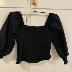 Offshoulder topp - Älskar denna. Sitter fint på kroppen o detaljerna (puffiga armar) gör den unik. Den är offshoulder men går att ja över axlarna ❤️