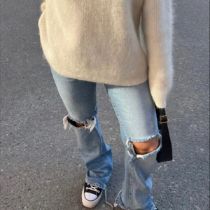 Lågmidjade/ midrise Jeans  - Super snygga lågmidjade/ midrise jeans från Bikbok. Köpta för 600kr. Säljer då jag inte längre använder dom. Inga defekter💘