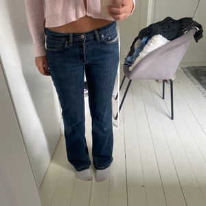 Lågmidjade jeans - Asfina jeans från diesel utan fickor! Dom är uppsprättade längst ned så dom är lite sönder men det tänker man absolut inte på! Tycker bara det är snyggt😚😚