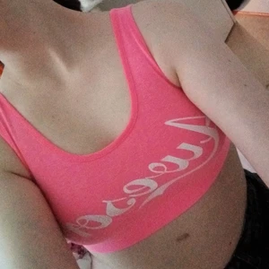 Fin sportbh  - Jätte fin skrik rosa sport bh som är såå mjuk! Väldigt stretchig och håller brösten på sin plats.😉