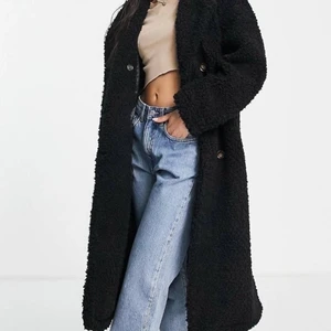 Svart kappa - Svart kappa, lite lurvig i materialet. Sparsamt använd 💕