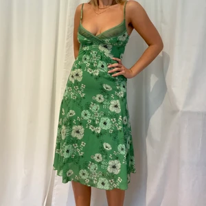 Grön blommig meshklänning - Så fin. jag är 166