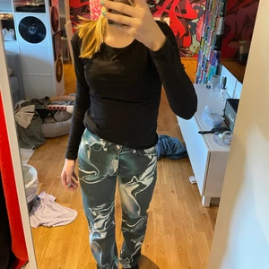 Grön vita jeans  - Grön vita jeans ifrån weekday, köpte för ca 1 år sen och har använts ett par gånger, fortfarande väldigt bra skick!! Köpta för 500