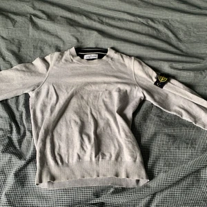 Stone island  - Stone island köpt för 1000kr säljer för 300kr Passar nog en 11-12 årig kille