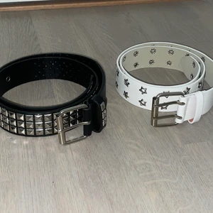 Svart och vitt bälte - 2st bälten som är 100cm långa. 80kr styck men 140kr för båda🖤🪩 ❌SVARTA SÅLT❌