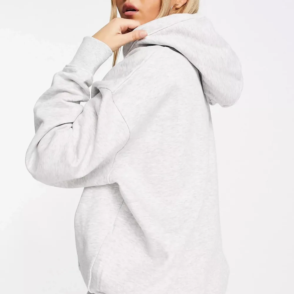 Säljer denna hoodie som är i fint skick, har en liten ljus fläck på fickan men syns knappt! 85% bomull, oversized modell . Hoodies.