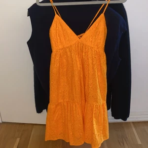 Orange klänning - Oanvänd. Jättesöt lätt utsvängande klänning ifrån zara i storlek S. 